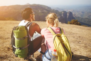 erkek ve dişi backpackers muhteşem manzarası yurt dışına sırasında onların seyahat tadını çıkarıyor