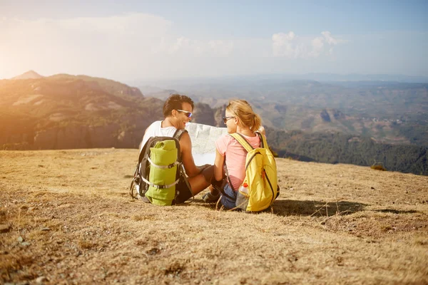 Χαμογελαστά αρσενικά και θηλυκά τουρίστες απολαμβάνουν ορεινή πεζοπορία και αναψυχή ώρα το καλοκαίρι — Φωτογραφία Αρχείου
