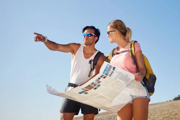 Jóvenes dos viajeros están disfrutando de caminata y tiempo de recreación durante su viaje de verano — Foto de Stock