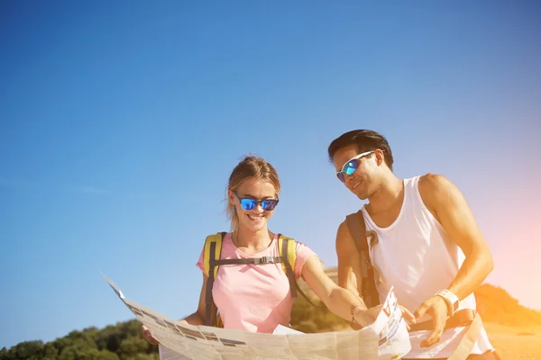 Glad man och kvinna på gott humör söker nya sätt under sin efterlängtade sommar vandring — Stockfoto