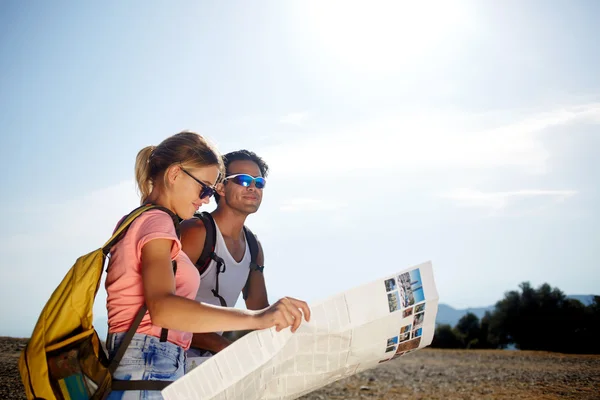 Jovens turistas do sexo feminino e masculino estão desfrutando de caminhada durante a aventura conjunta de verão no exterior — Fotografia de Stock