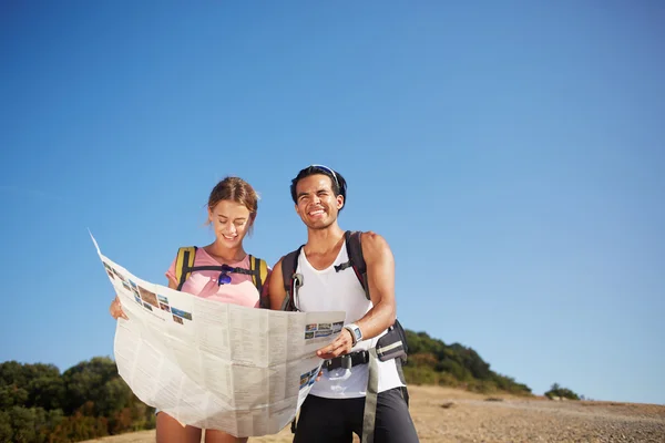 Usmívající se muž a žena backpackers, užívat si volného času během pěší turistiku v horách — Stock fotografie