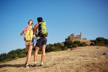 Erkek ve kadın wanderers birlikte dağlarda yaz seyahat sırasında yürüyüş