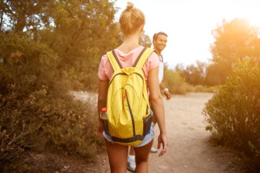 Erkek ve kadın wanderers dağlarda turistik arka çantalar ile onların harika macera sırasında yurtdışında hiking