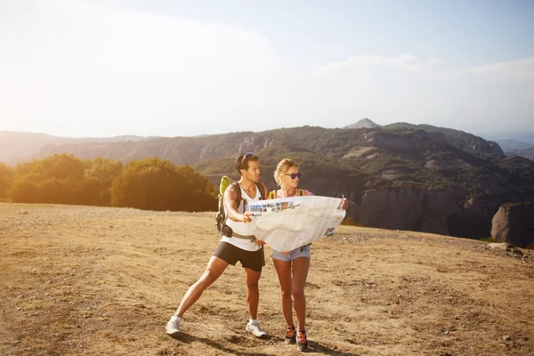 Man and woman hikers are spending time together outdoors during their summer adventure — Stock Photo, Image