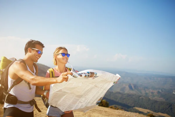 Veselý muž a žena backpackers se baví, zatímco oni odpočívá po chůzi — Stock fotografie