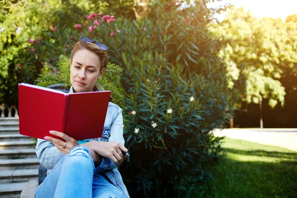 Tourist reading interesting book — Stock Photo, Image