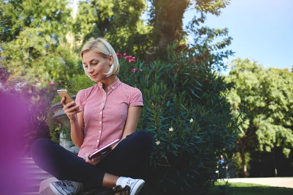 女孩阅读愉快短信 — 图库照片