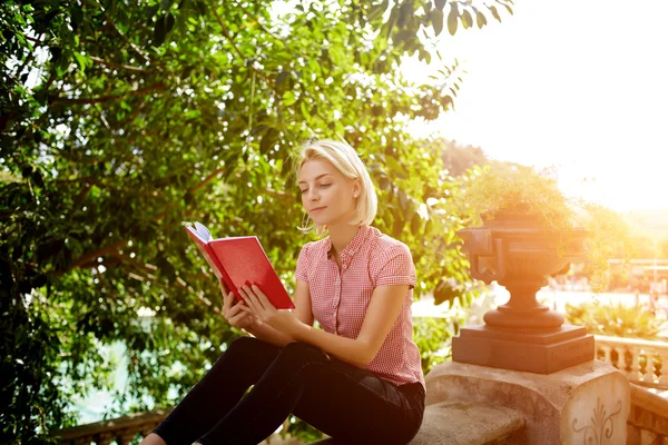 Étudiant lit livre intéressant — Photo