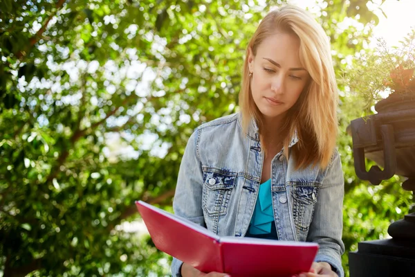 Estudiante está aprendiendo algo — Foto de Stock