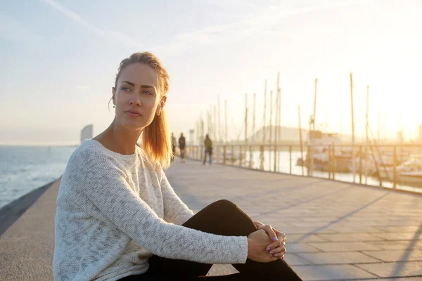 Vrouwelijke toeristische geniet goede zomeravond — Stockfoto