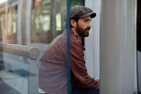 Ο άνθρωπος hipster σε ένα παγκάκι σε εξωτερικούς χώρους — Φωτογραφία Αρχείου