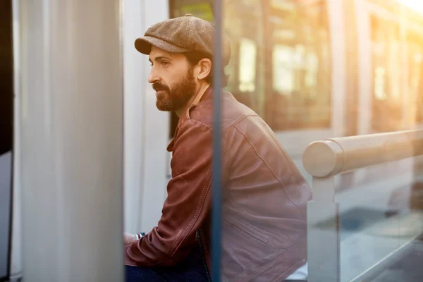 Homme adulte barbu au look branché — Photo