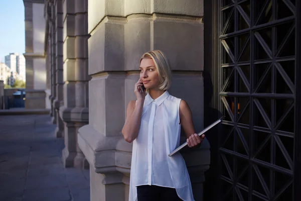 Woman stands with laptop computer outdoors — Stock Photo, Image