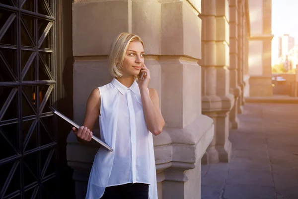 Föreläsare vid universitet kallar och innehar bärbar dator — Stockfoto