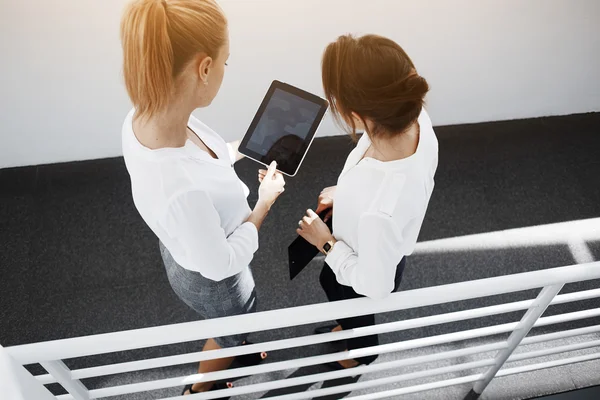 Duas mulheres estão assistindo vídeo no tablet digital — Fotografia de Stock