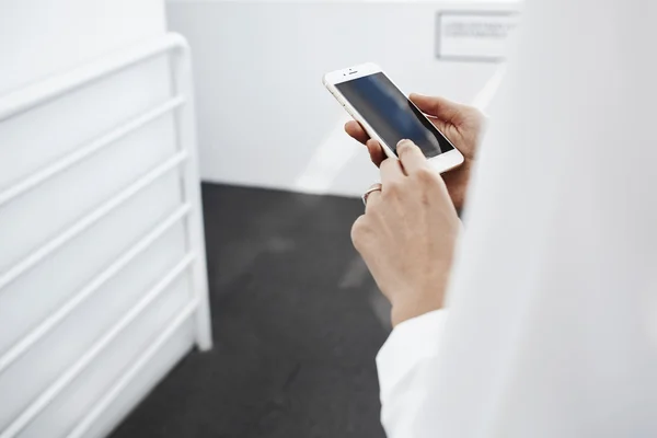 La mano de las mujeres sostiene el teléfono celular — Foto de Stock