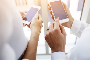 Kadın eli cep telefonu tutuyor