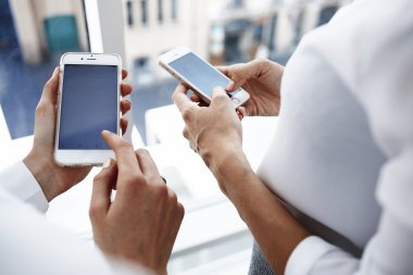 Perde hareket eden telefon üzerinde işaret işkadını