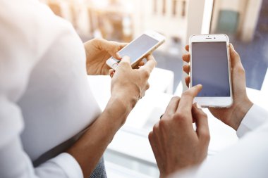 Kadın eli hücre telefon tutuyor