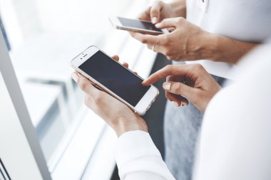El cep telefonu tutuyor