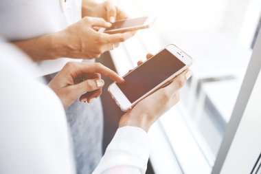 Kadın eli parmak dokunuyor