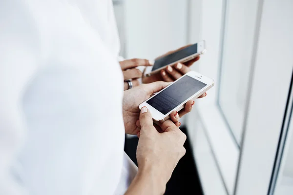 Mãos de mulher segurando celular — Fotografia de Stock