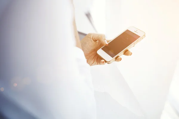 La mano de la mujer sostiene el teléfono celular —  Fotos de Stock