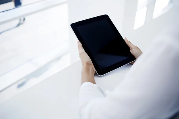 Vrouw handen met digitale tablet — Stockfoto