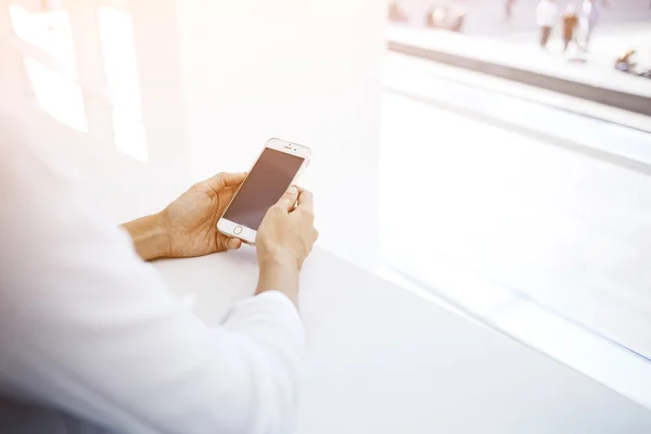 Kvinna anläggning smart telefon — Stockfoto