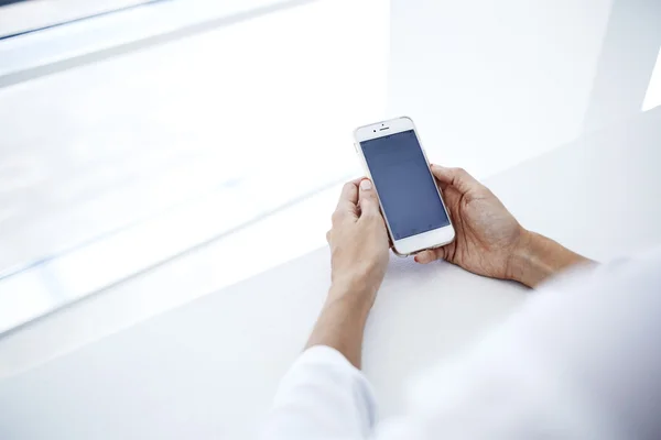 Kadının handsholding cep telefonu