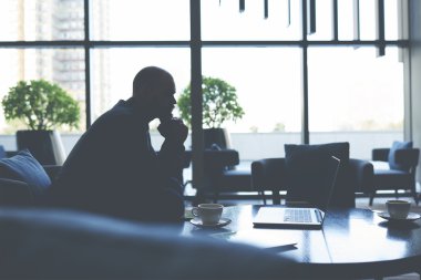 Dizüstü bilgisayarı olan iş adamı