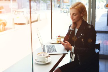 Kız cep telefonu mesajı okuma