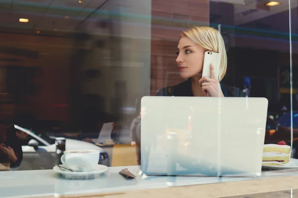 Mujer de negocios llamando con teléfono móvil — Foto de Stock