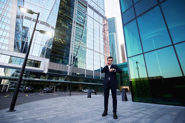 Man manager talking on mobile phone — Stockfoto