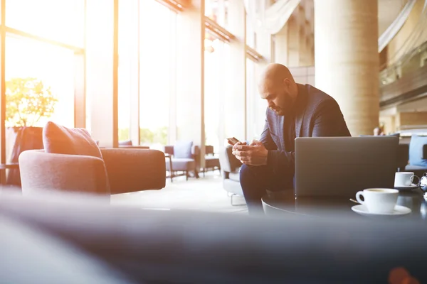 Young successful businessman reading e-mail — Stock Fotó