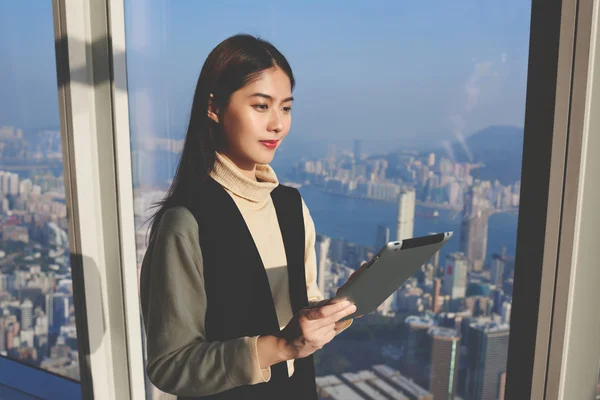 Businesswoman using digital tablet — Stock Photo, Image