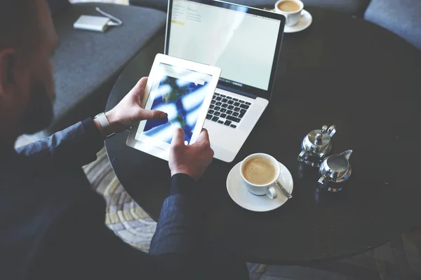 Man manager near open laptop computer — Stock Photo, Image