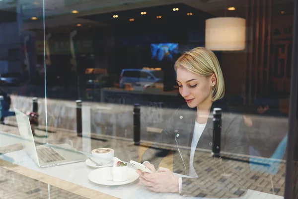 Kadın cep telefonuyla mesaj okuma — Stok fotoğraf