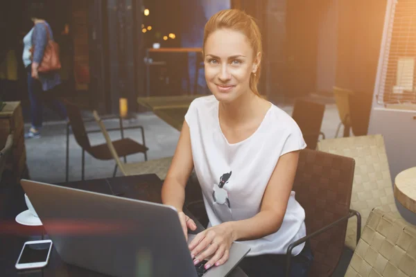 Bella signora con computer portatile — Foto Stock