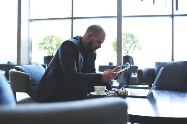 Junger erfolgreicher Geschäftsmann mit offenem Laptop — Stockfoto