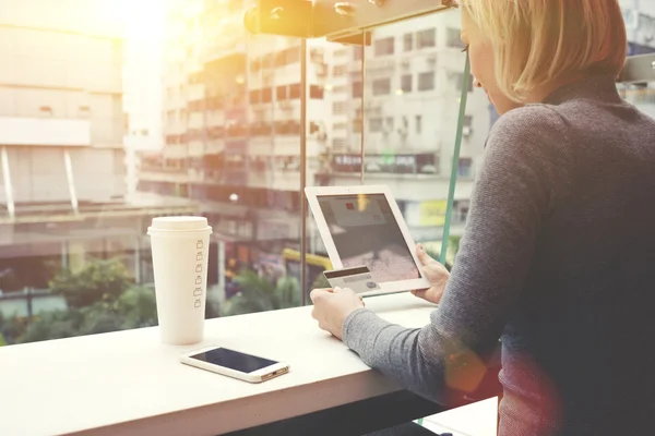 Mujer Compras con Tablet Digital — Foto de Stock