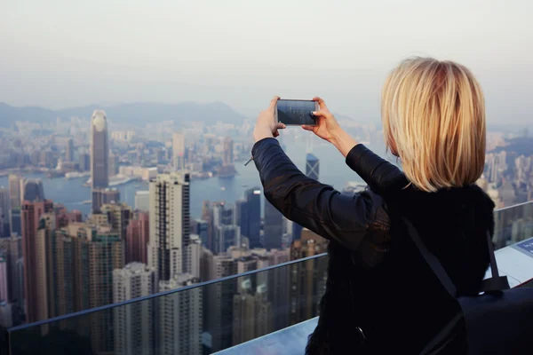 Frau beim Fotografieren von hong kong — Stockfoto