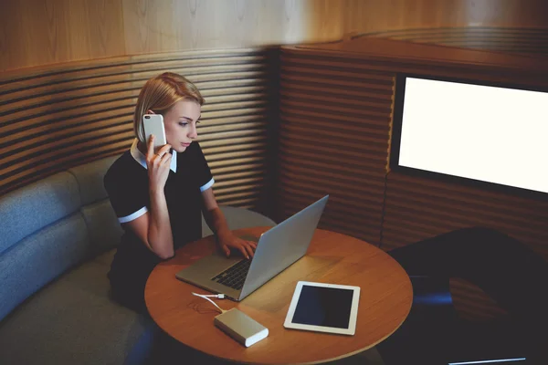 Forretningskvinne som snakker i mobiltelefon – stockfoto