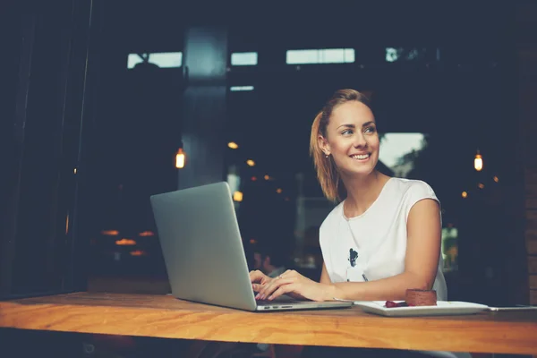 Woman freelancer using laptop computer — Φωτογραφία Αρχείου