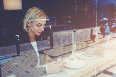 cep telefonu oynayan kız öğrenci