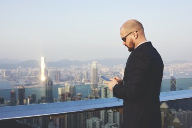 Cep telefonunda yazan kendine güvenen işadamı