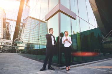 Cep telefonu kullanan ofis çalışanları 