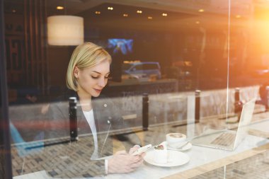 cep telefonunda mesaj yazarak kız