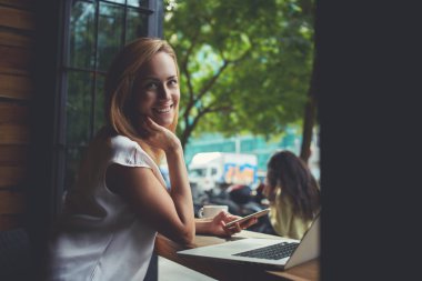 cep telefonu kullanan gülümseyen bayan